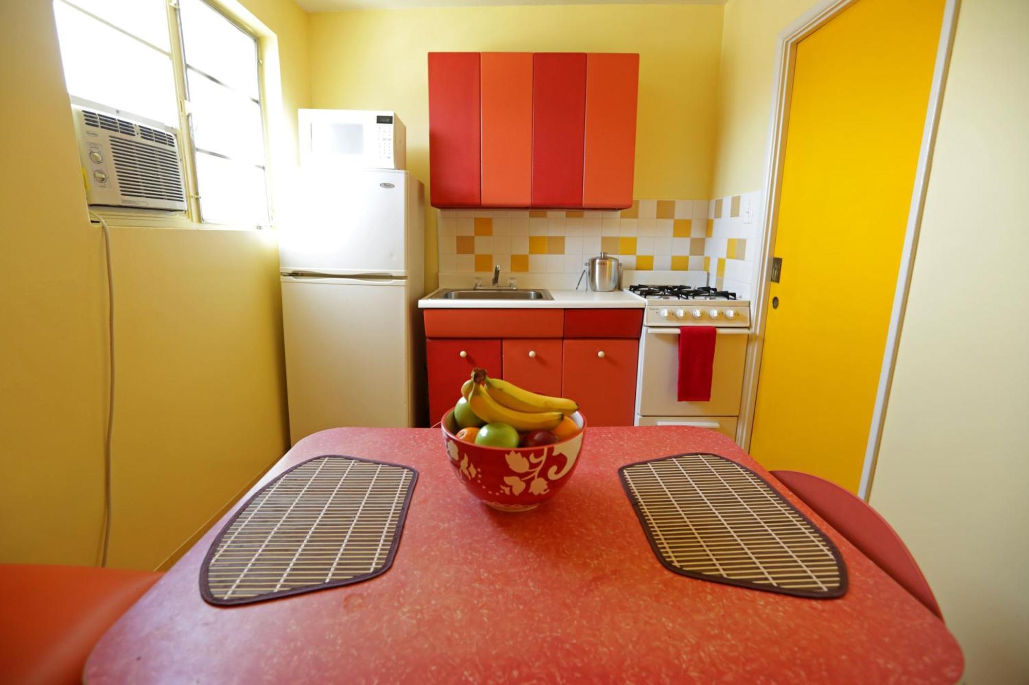 Cama en habitación compartida femenina de 6 camas